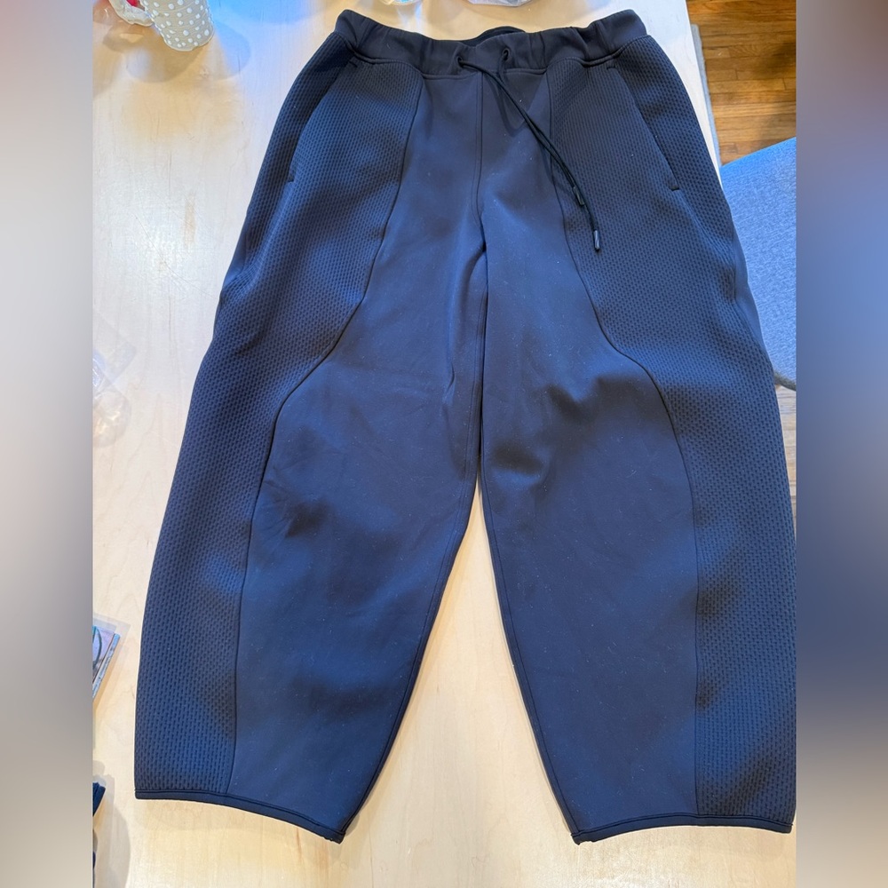 Lululemon athletica Women’s Black Barrel Leg Trackpants